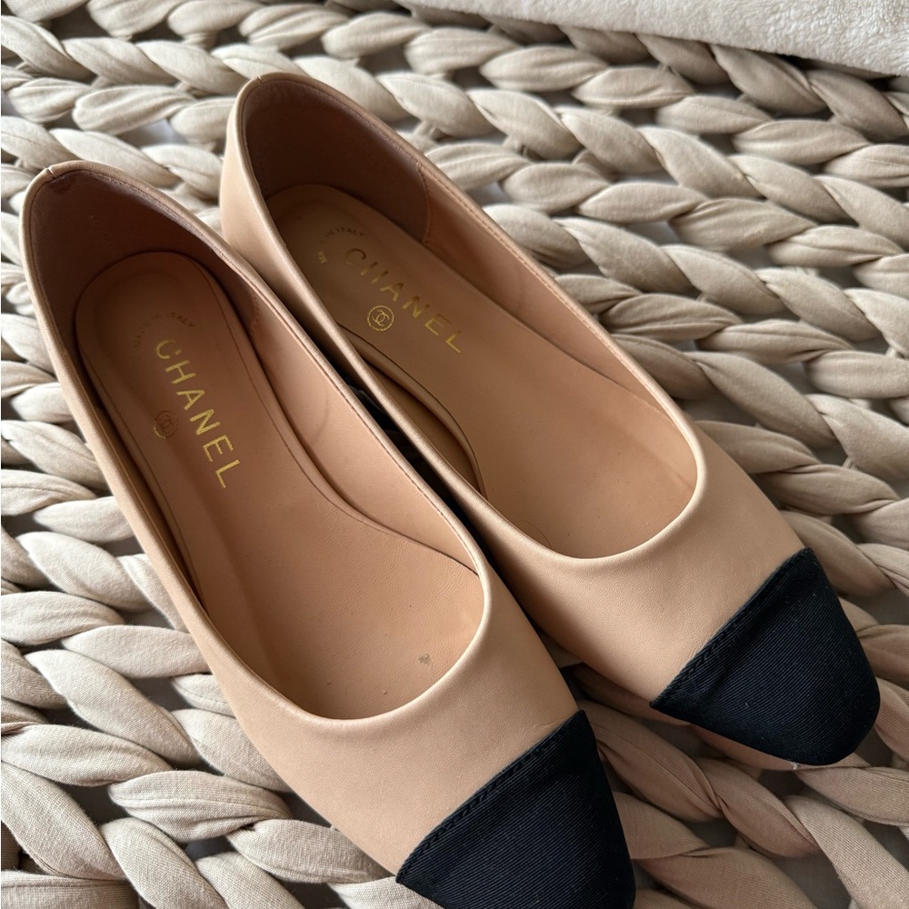 Chanel Women's Tan and Black Flats